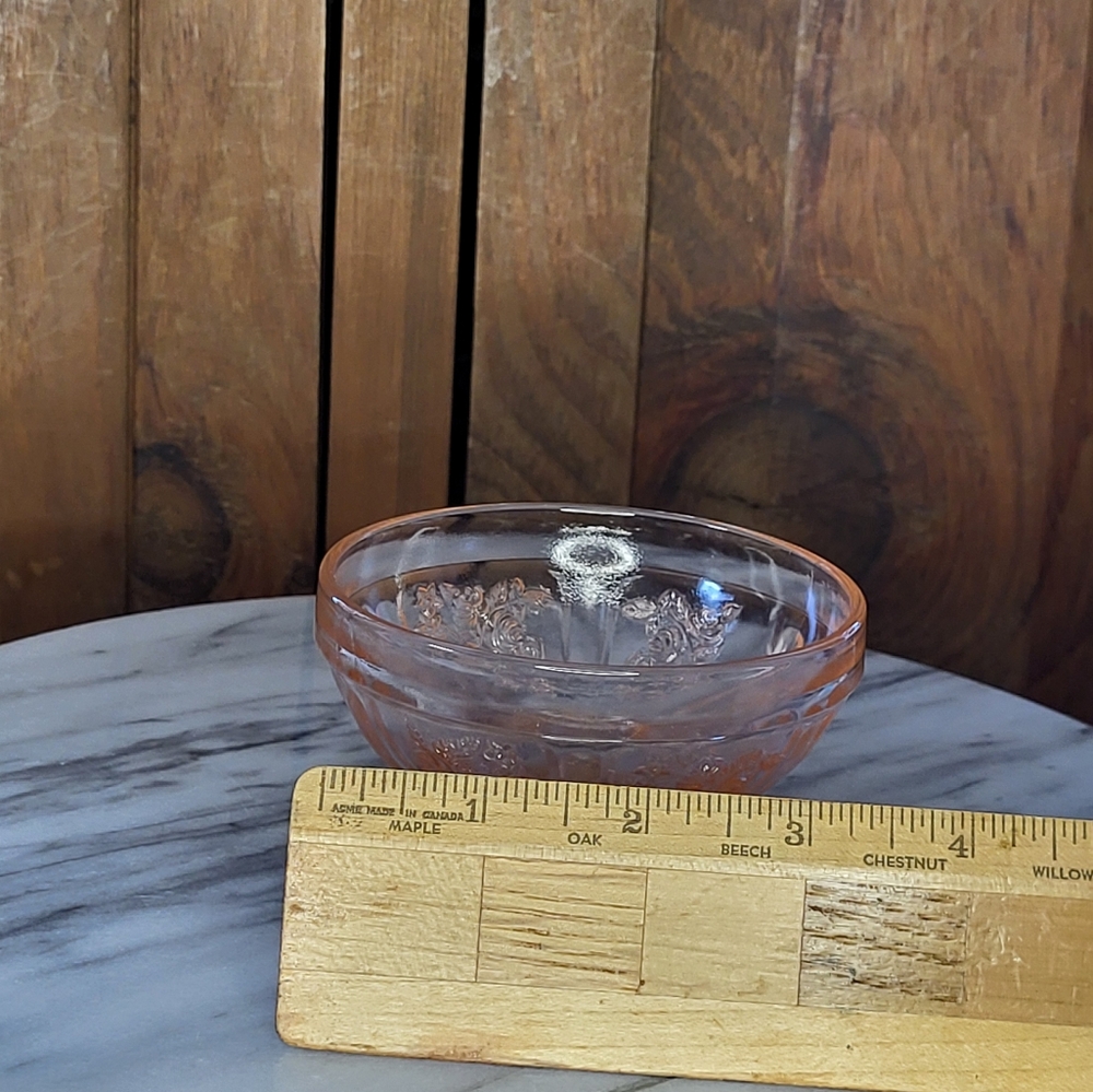 Elegant Pink Glass Dessert Bowl - Picture 6 of 11